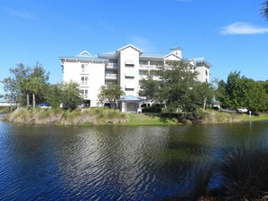 Exterior - Beautiful quiet condo, w/lazy river pool and golfing privileges (Hilton Head Island)