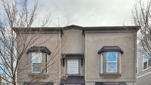 Un edificio de dos pisos con un letrero que dice "4th Street Inn".