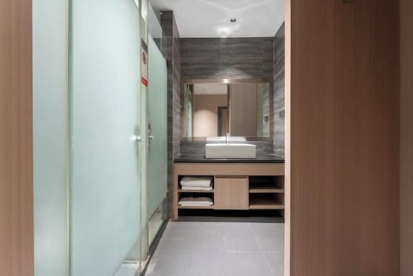 A modern bathroom with a marble sink, wooden vanity, and a glass shower enclosure. - Yisu Qingju Hotel (Ningbo Beilun Xiaogang) (Ningbo)