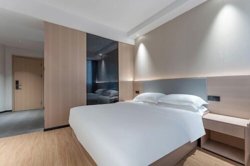 Yisu Qingju Hotel (Ningbo Beilun Xiaogang)