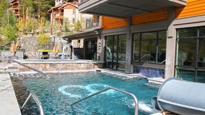 Innendørsbasseng og utendørsbasseng