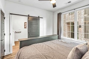 4 habitaciones, tabla de planchar con plancha, cuna de viaje y wifi 