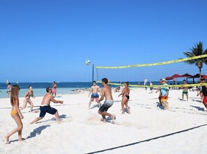 Nyilvános parton, fehér homok és ingyenesen használható cabanák