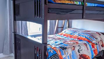 3 bedrooms, iron/ironing board, WiFi, bed sheets