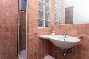 Shower, bidet, towels - A03 - Massignano, two room apartment (Ancona)