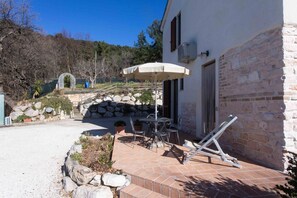 Outdoor dining - A04 - Massignano, two room apartment in the countryside 2 (Ancona)