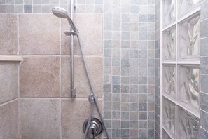 Shower, bidet, towels - A04 - Massignano, two room apartment in the countryside 2 (Ancona)