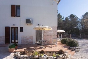 Outdoor dining - A04 - Massignano, two room apartment in the countryside 2 (Ancona)