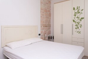 2 bedrooms, bed sheets - A04 - Massignano, two room apartment in the countryside 2 (Ancona)