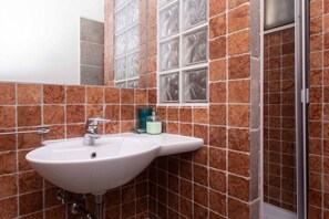 Douche, bidet, serviettes fournies