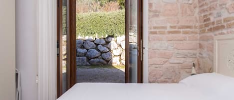 1 bedroom, bed sheets