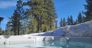 Outdoor spa tub - Schaffers Mill 3 bedroom House with a Hot Tub (Truckee)