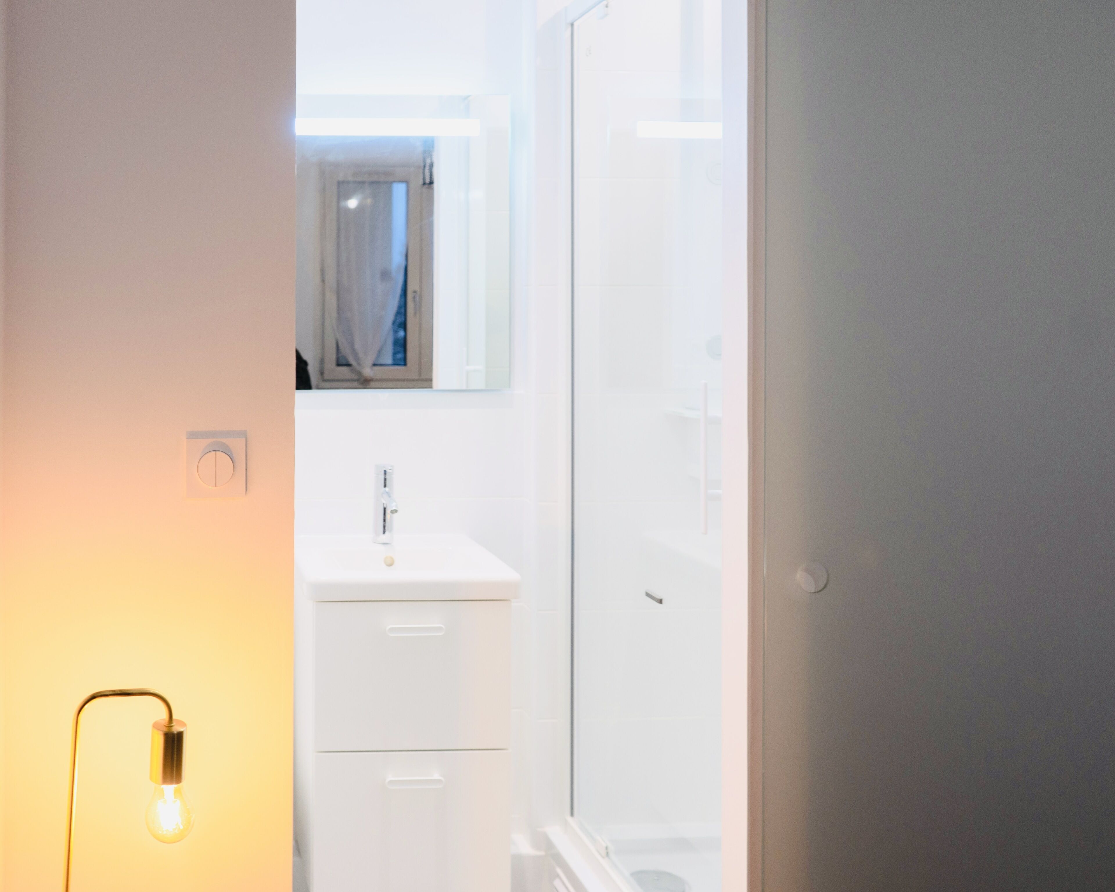 Bruser, hårtørrer, håndklæder, Toiletpapir