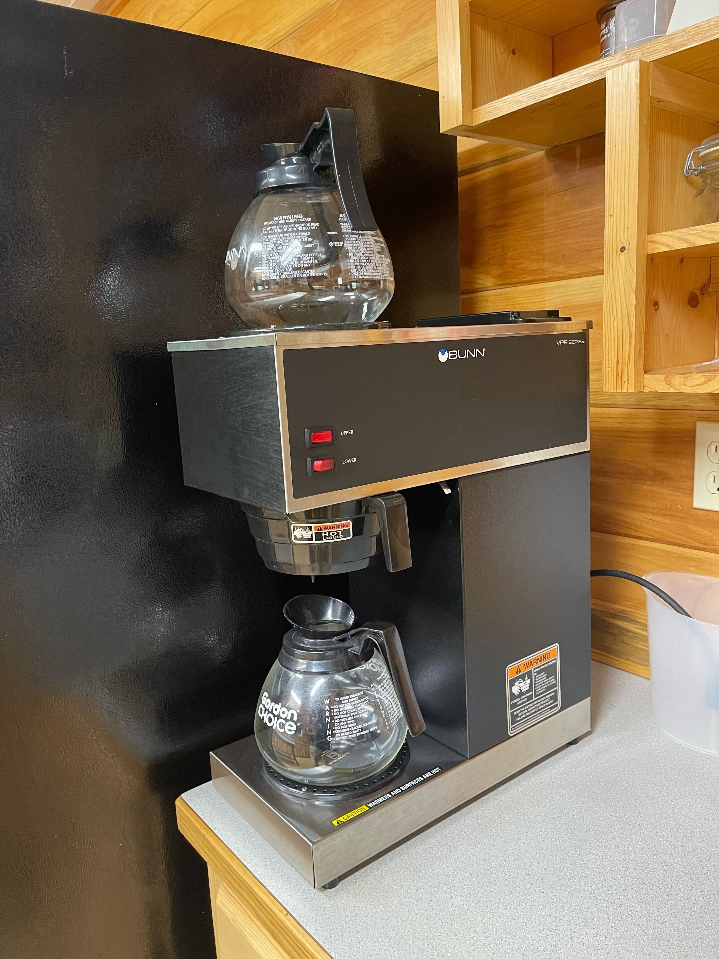 Une machine à café de la série VPR de la marque BUNN, dotée d’un réservoir d’eau et d’un système de préparation de café par percolation.