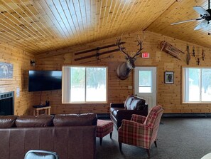 Smart TV, fireplace, books, music library