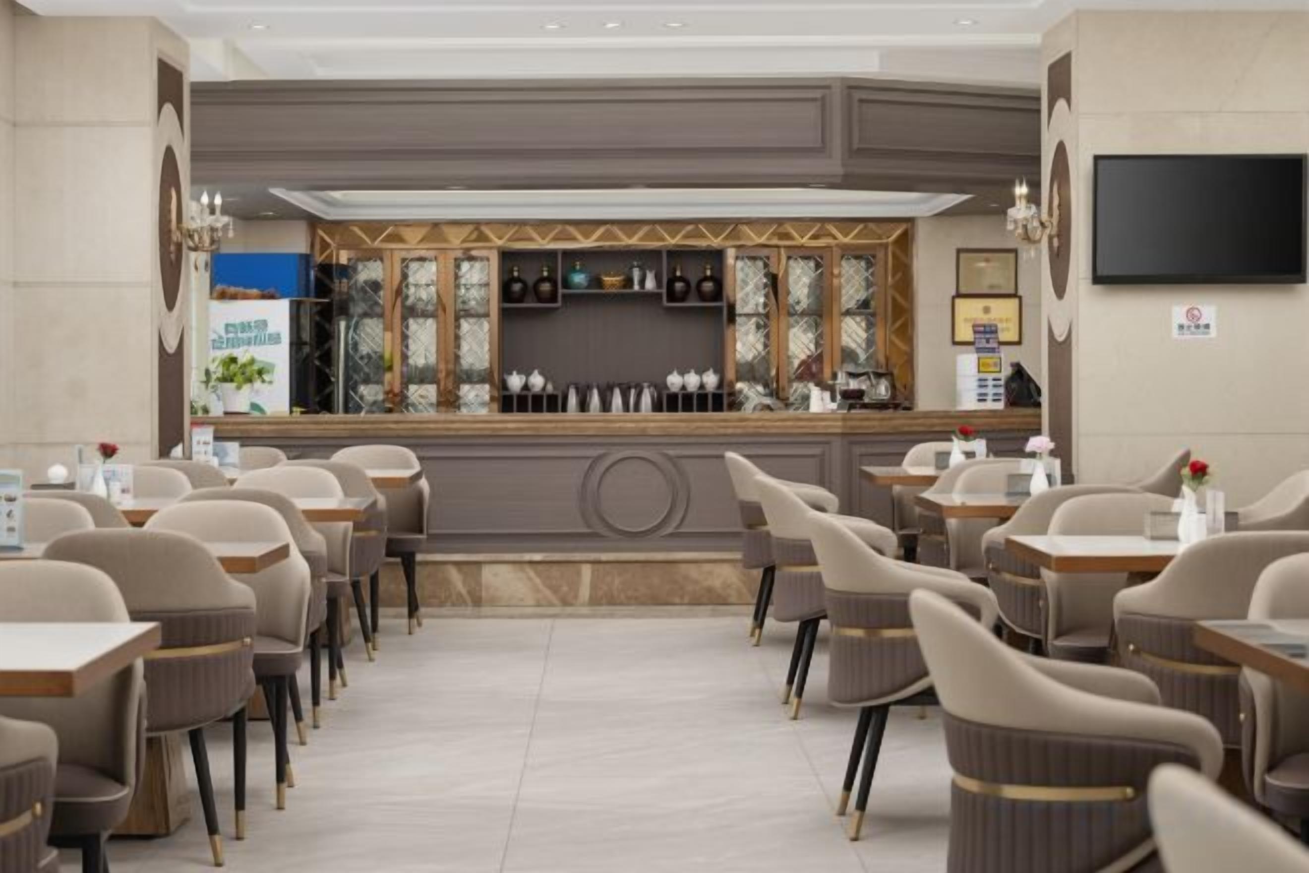 Un ristorante con zona bar, diversi tavoli e sedie.