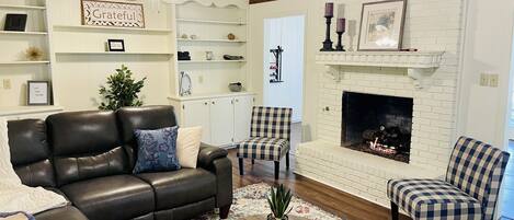 Smart TV, fireplace, Netflix, Hulu