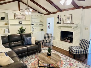 Smart TV, fireplace, Netflix, Hulu