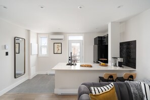 Maison Saint-Denis #10 | Premium bedding, pillowtop beds, soundproofing, iron/ironing board - François-Denis Apartments (Montreal)