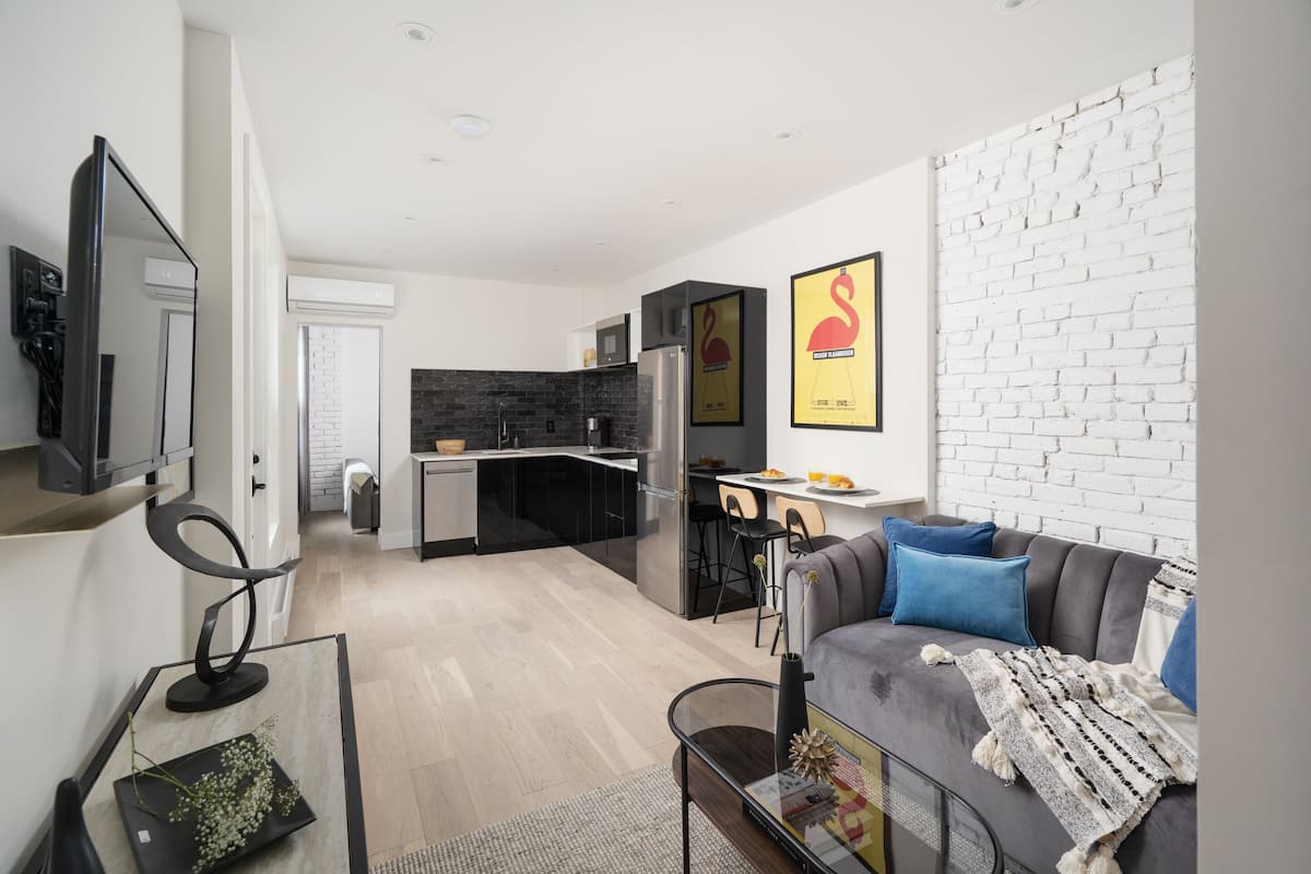 Maison Saint-Denis #6 | Área de sala de estar | Smart TV de 32 pulgadas con canales digitales, televisión y Netflix