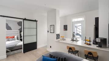 Maison Saint-Denis #8 | Khu phòng khách | Smart TV 32-inch có truyền hình kỹ thuật số, TV, Netflix