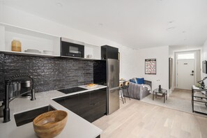 Maison Saint-Denis #6 | Private kitchen | Full-size fridge, microwave, oven, stovetop - François-Denis Apartments (Montreal)