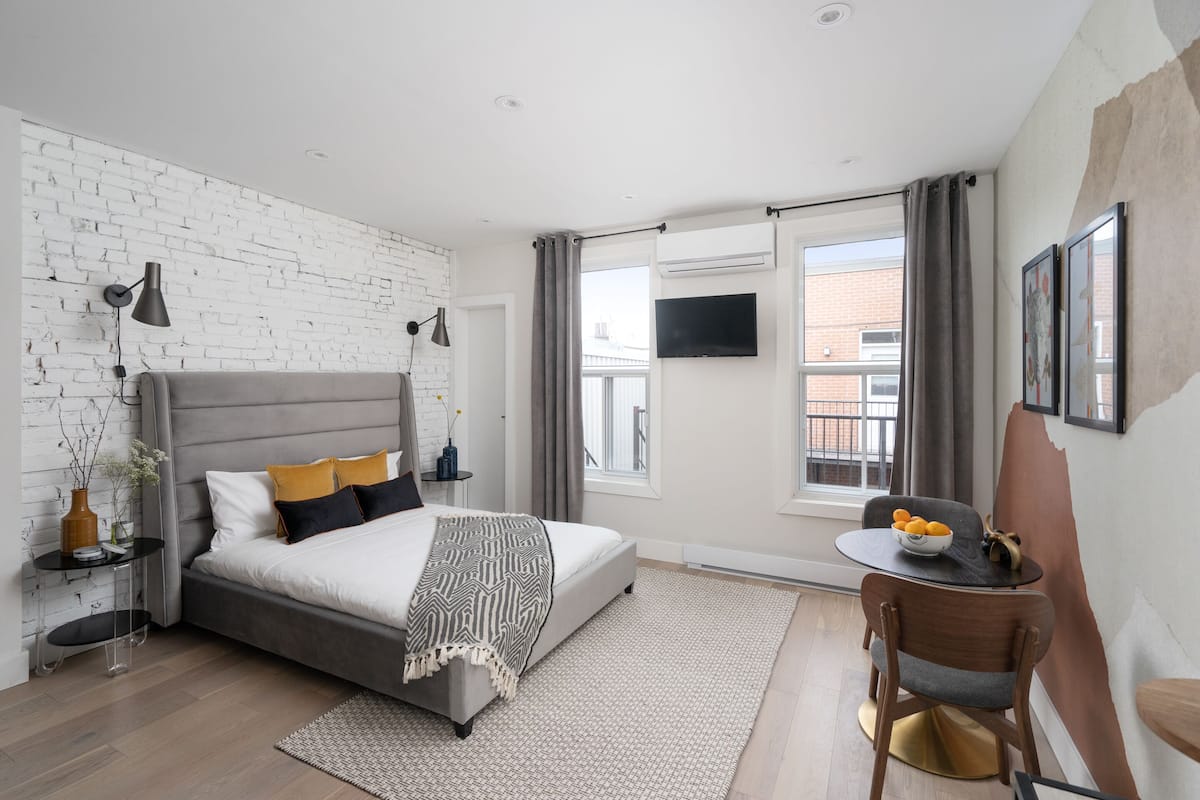 Maison Saint-Denis #5 | Área de sala de estar | Smart TV de 32 pulgadas con canales digitales, televisión y Netflix