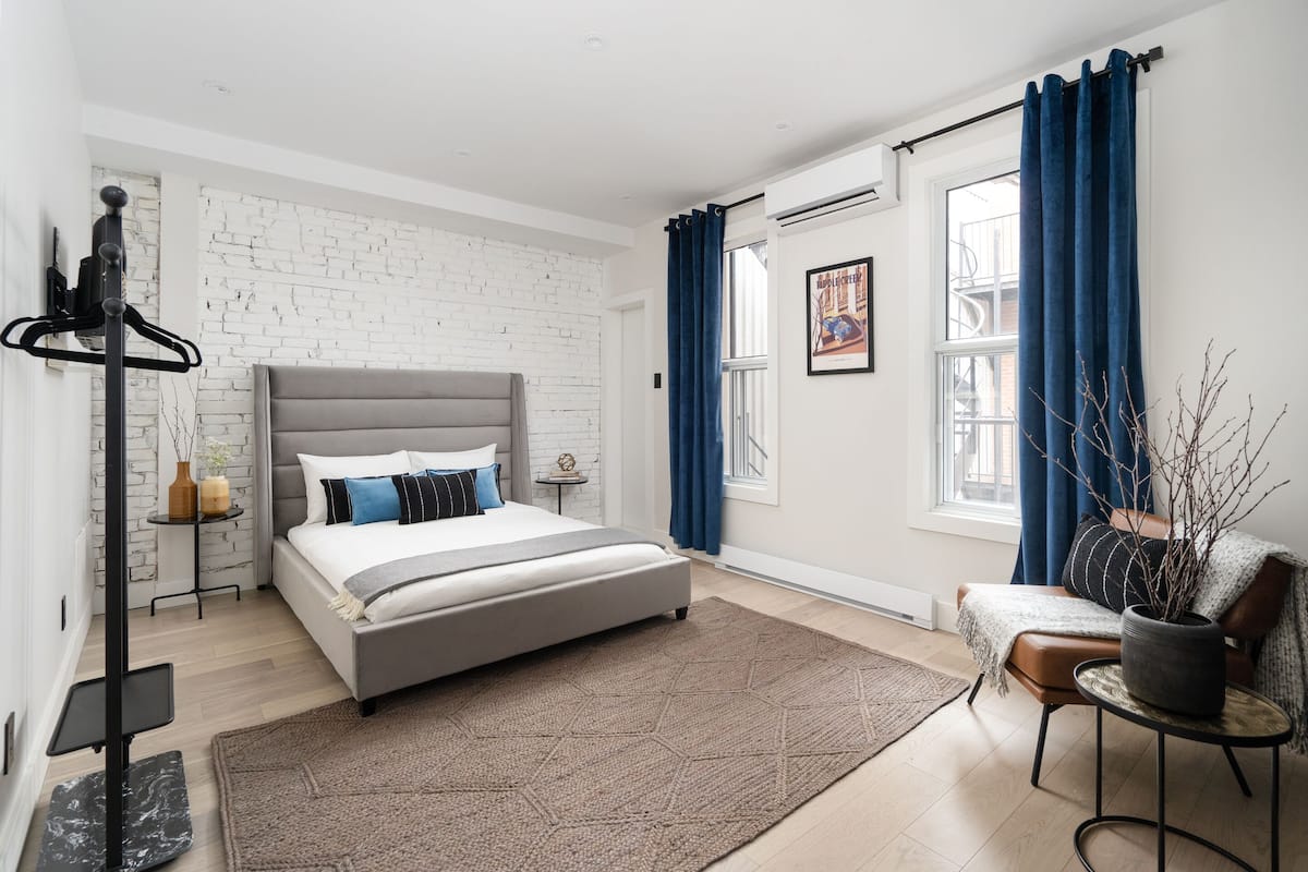 Maison Saint-Denis #1 | Área de sala de estar | Smart TV de 32 pulgadas con canales digitales, televisión y Netflix
