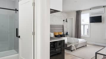 Maison Saint-Denis #5 | Phòng tắm | Buồng tắm vòi sen, vòi sen phun mưa, máy sấy tóc, khăn tắm