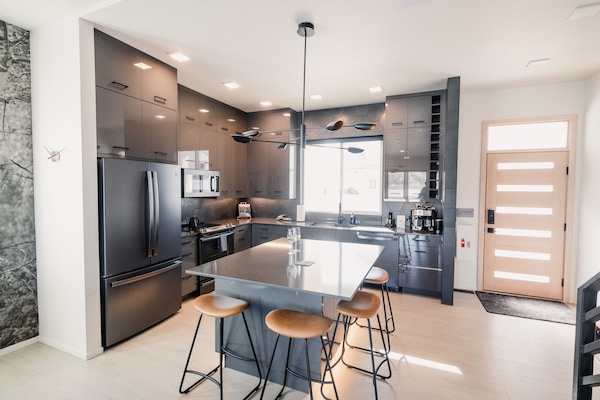 Een koelkast, een microgolfoven, een oven, een kookplaat