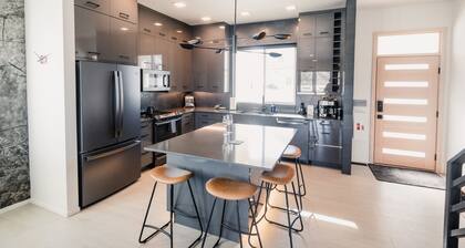 NEW- Modern Home Close to Downtown - Hot Tub!