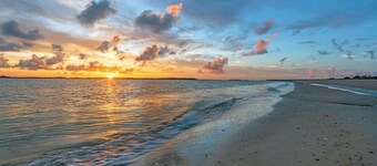 2nd row Ocean Views 4br 3ba Sleeps 12, '26 Pool Amenity Card, linens included