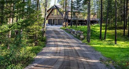 BEAR TRACK HIDEAWAY Sleeps 4 - Just 10 minutes from Glacier National Park