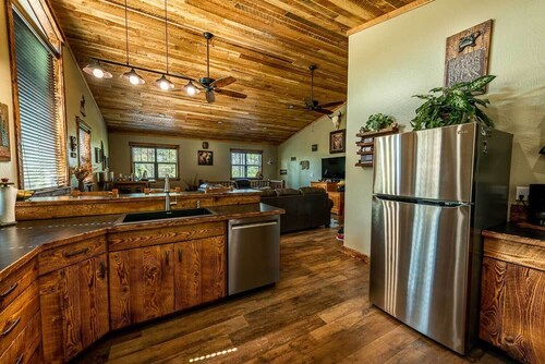 BEAR TRACK HIDEAWAY Sleeps 4 - Just 10 minutes from Glacier National Park