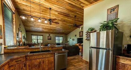 BEAR TRACK HIDEAWAY Sleeps 4 - Just 10 minutes from Glacier National Park