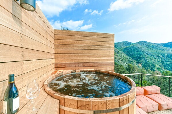 Outdoor spa tub