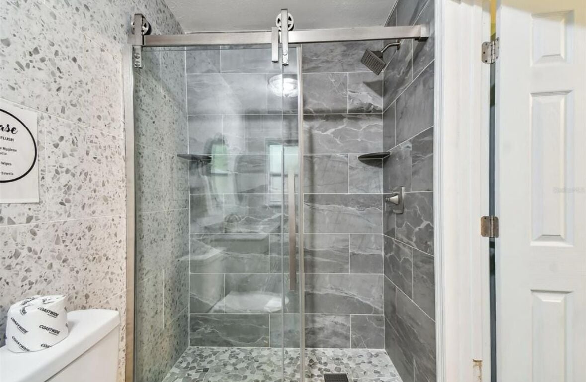 Een douche, een haardroger, handdoeken, zeep
