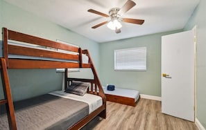4 bedrooms, iron/ironing board, free WiFi, bed sheets