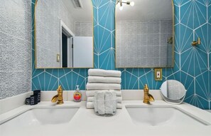 Douche, sèche-cheveux, serviettes fournies, savon