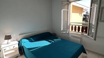 1 chambre, fer et planche Ă repasser