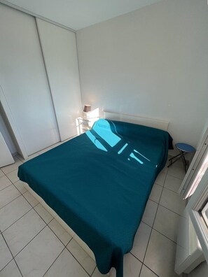 1 habitación y tabla de planchar con plancha 