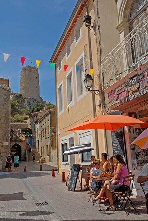 Outdoor dining - Ideal couple overlooking the PORT OF GRUISSAN 4CHE24 (GRUISSAN)