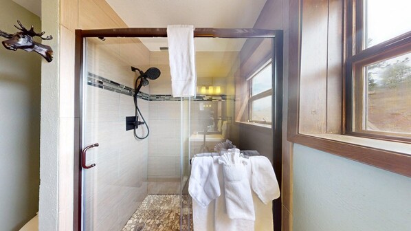 Douche, sèche-cheveux, serviettes fournies