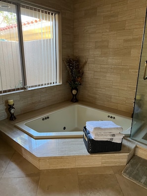 Combined shower/tub, jetted tub, bidet, towels