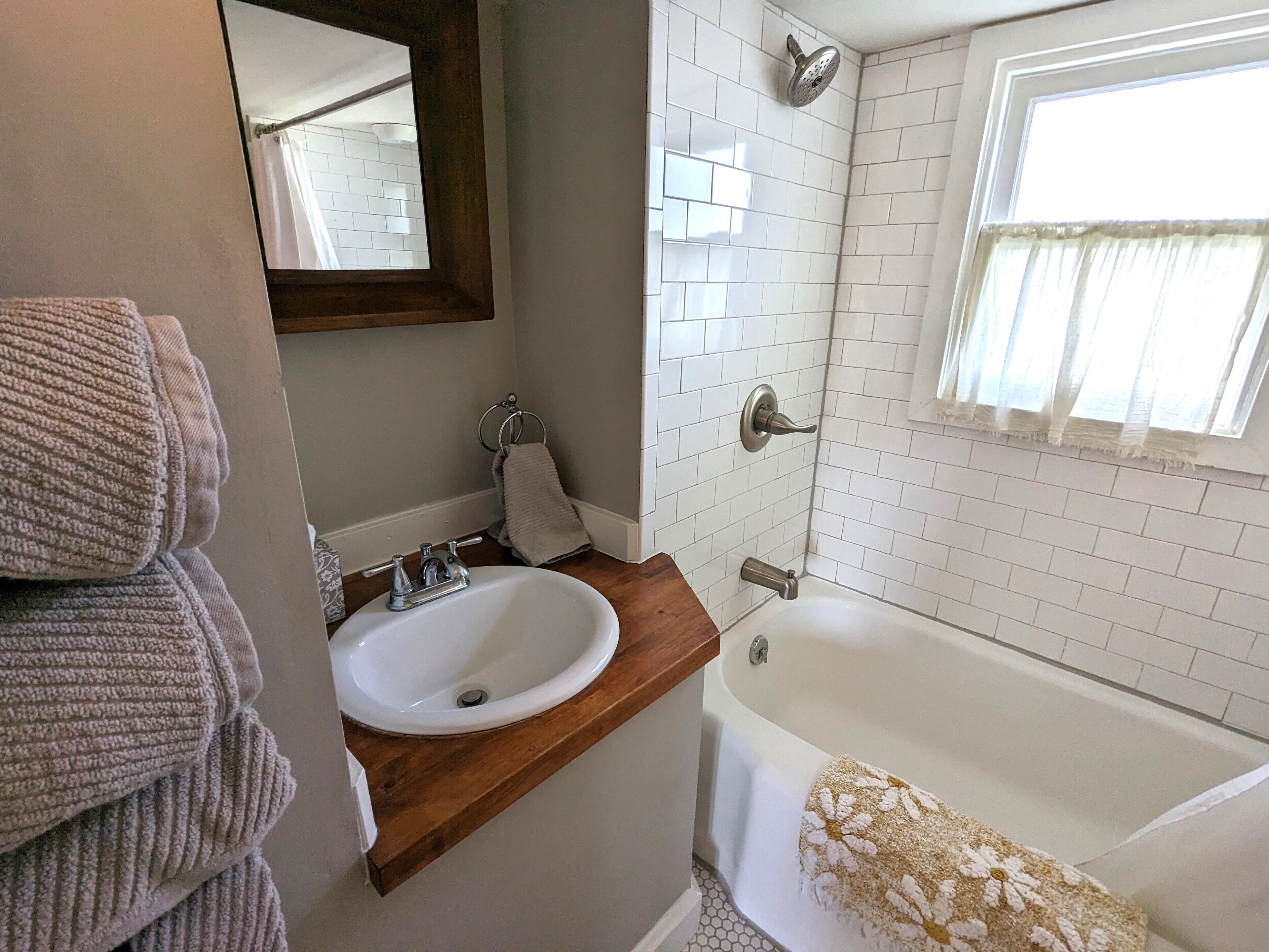 Spacious Victorian perfect for large groups.  Walk to Main Street! 