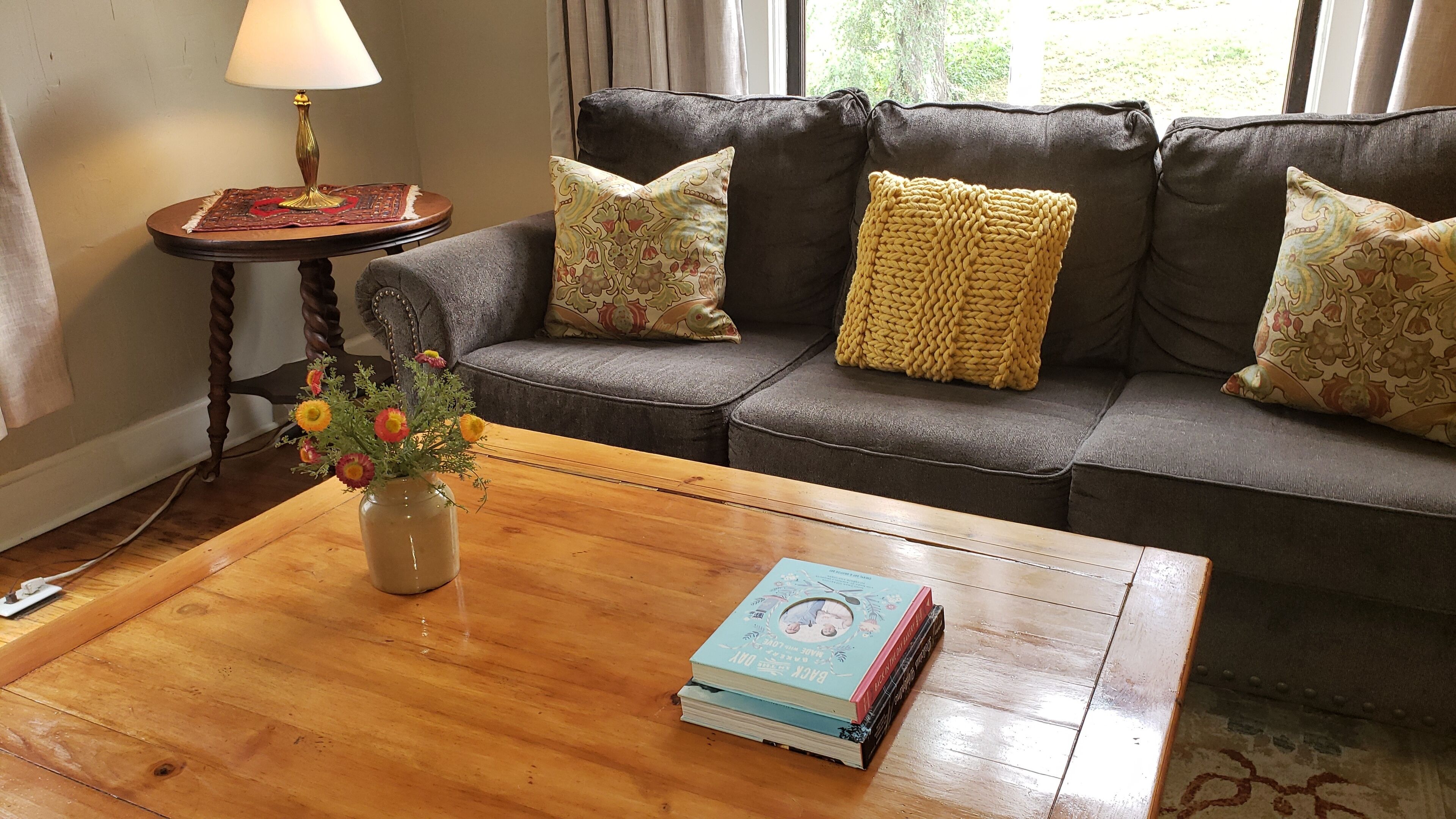 Spacious Victorian perfect for large groups.  Walk to Main Street! 