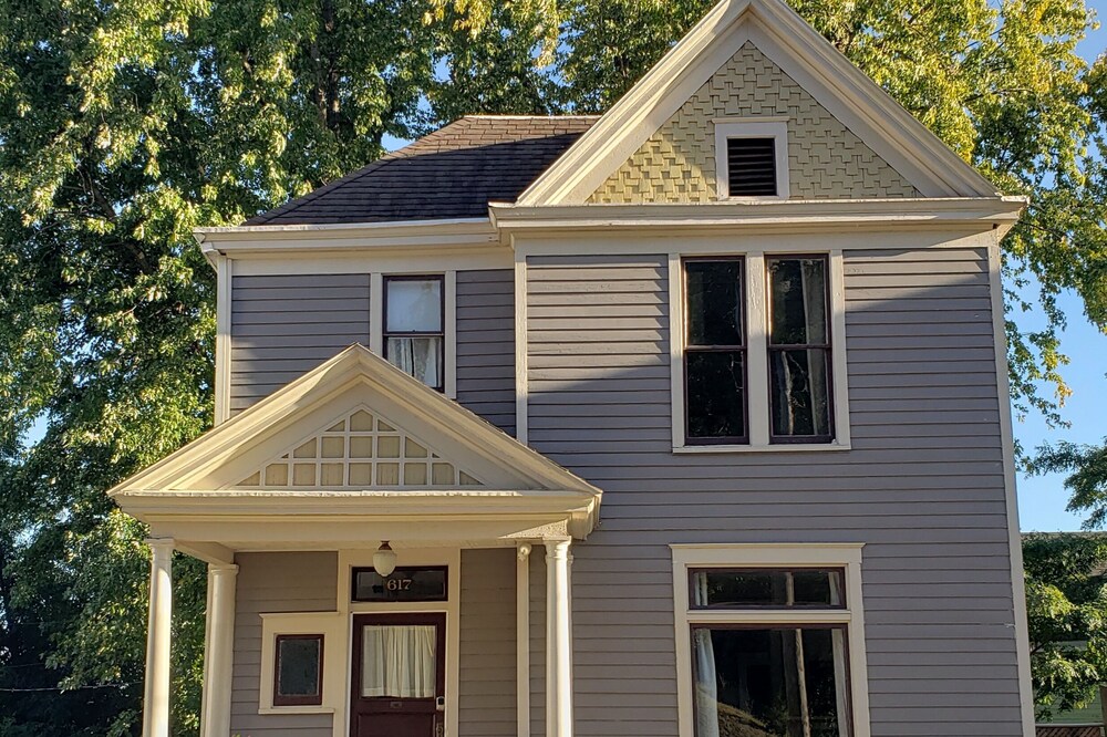 Spacious Victorian perfect for large groups. Walk to Main Street!