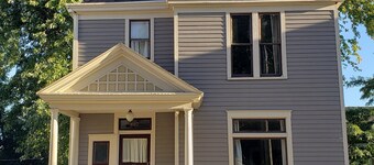 Spacious Victorian perfect for large groups.  Walk to Main Street! 