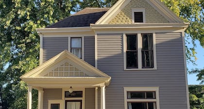 Spacious Victorian perfect for large groups. Walk to Main Street!