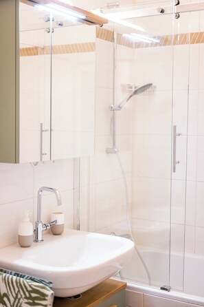 Combined shower/bathtub, hair dryer, towels, soap